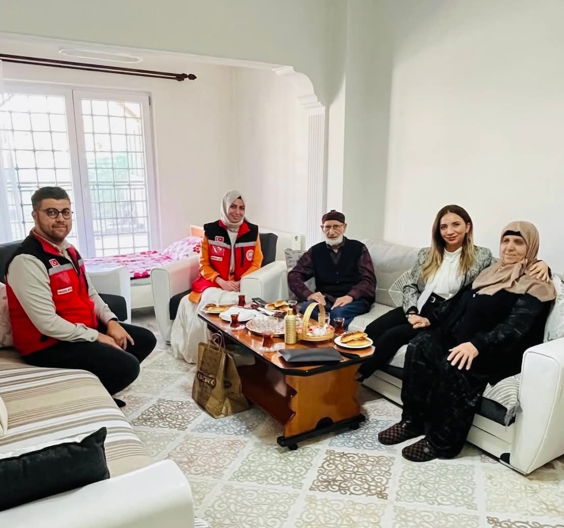 İl Müdürü Sezgi Arpacı Elaldı, şehit ailelerini ziyaret ederek hem