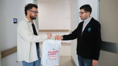 Aksaray’da doğum yapan aileler, hastanede gerçekleştirilen ziyaretle yalnız bırakılmadı. Yeni