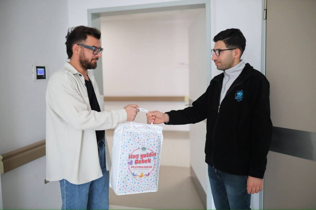 Aksaray’da doğum yapan aileler, hastanede gerçekleştirilen ziyaretle yalnız bırakılmadı. Yeni