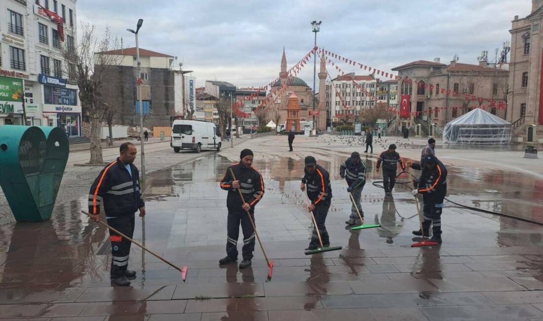 Aksaray Belediyesi ekipleri, sabahın erken saatlerinde cadde, sokak ve meydanlarda