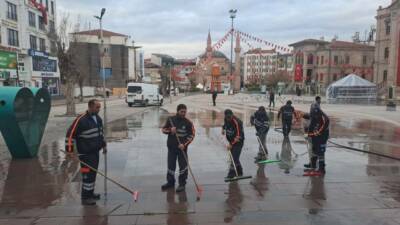 Aksaray Belediyesi ekipleri, sabahın erken saatlerinde cadde, sokak ve meydanlarda