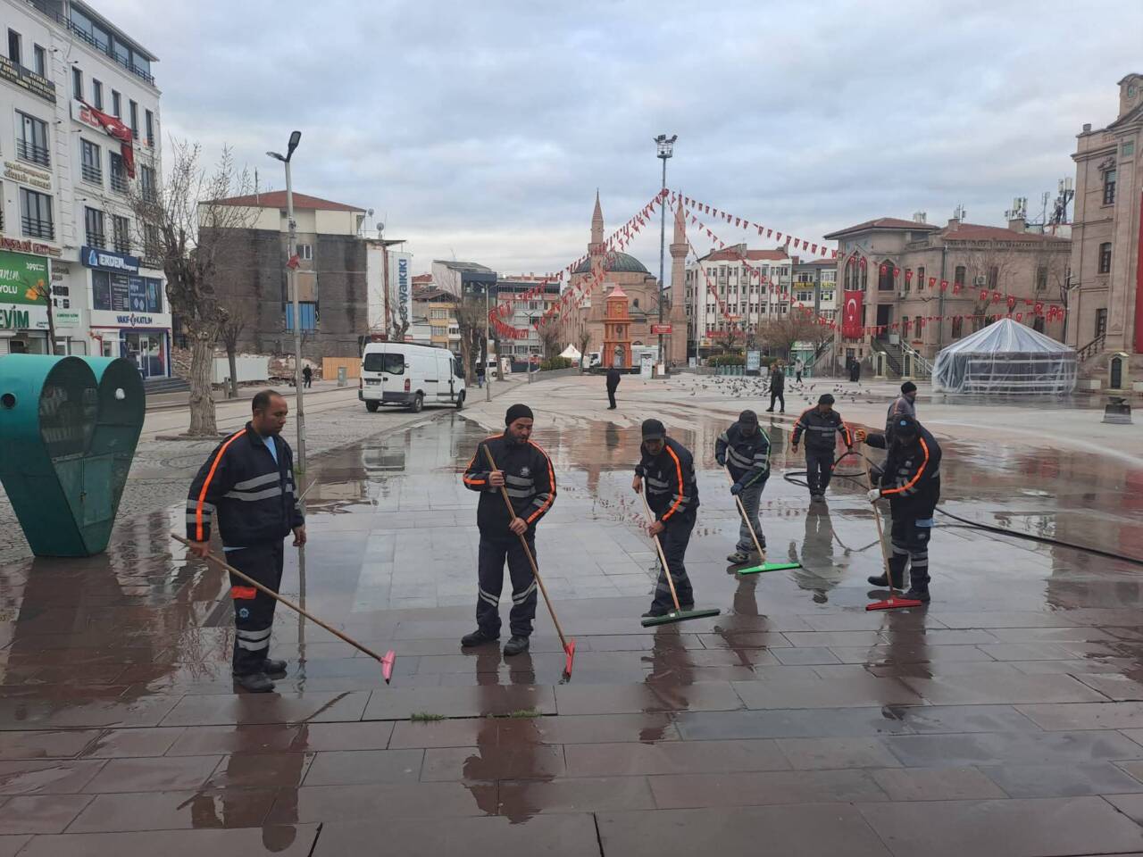 Aksaray Belediyesi ekipleri, sabahın erken saatlerinde cadde, sokak ve meydanlarda