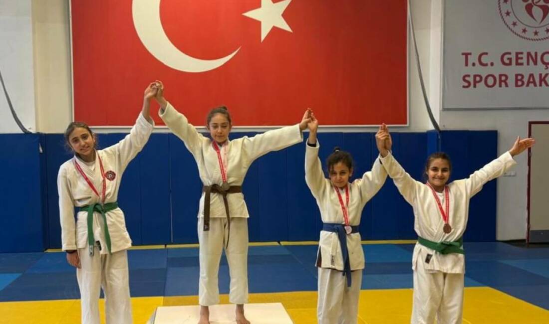 Aksaray Spor Salonu’nda düzenlenen Okul Sporları Küçükler Judo İl Birinciliği