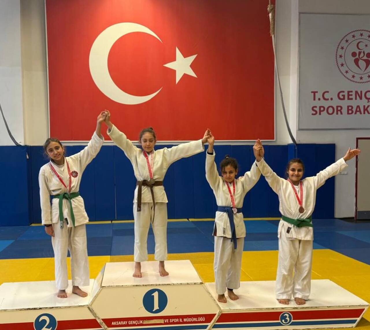 Aksaray Spor Salonu’nda düzenlenen Okul Sporları Küçükler Judo İl Birinciliği