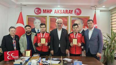 Türkiye Şampiyonu sporcular, Aksaray’da MHP İl Başkanlığı’nı ziyaret etti; plaketle