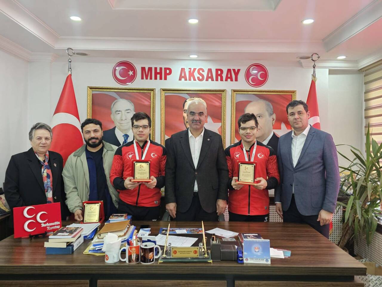 Türkiye Şampiyonu sporcular, Aksaray’da MHP İl Başkanlığı’nı ziyaret etti; plaketle