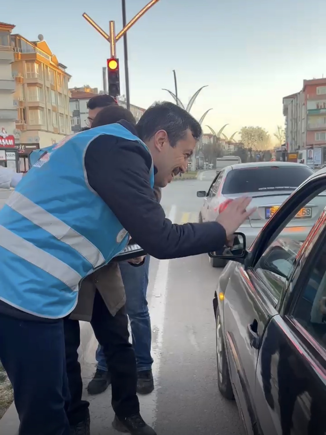 Adalet ve Kalkınma Partisi Aksaray Gençliği E-90’da İftariyelik Dağıttı!
