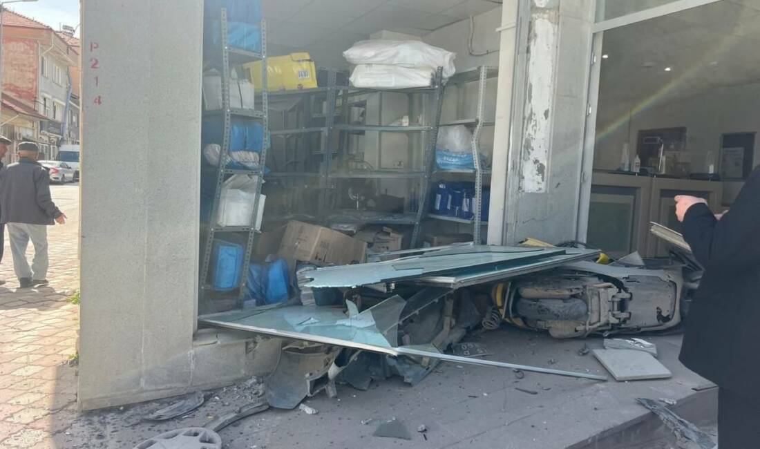 Burdur'un Karamanlı ilçesinde seyir halindeki kamyonetin sürücü direksiyon başında kalp