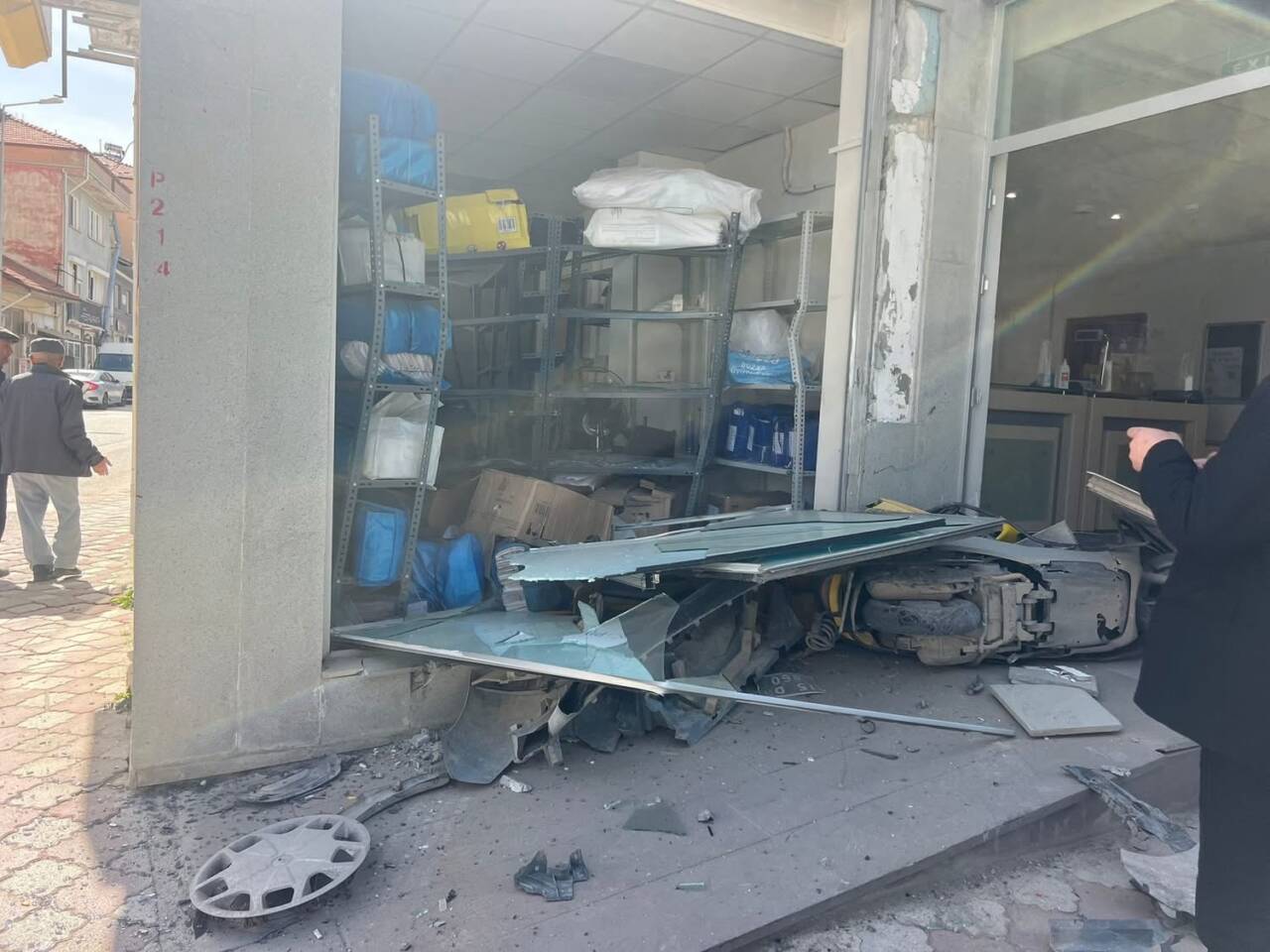 Burdur'un Karamanlı ilçesinde seyir halindeki kamyonetin sürücü direksiyon başında kalp