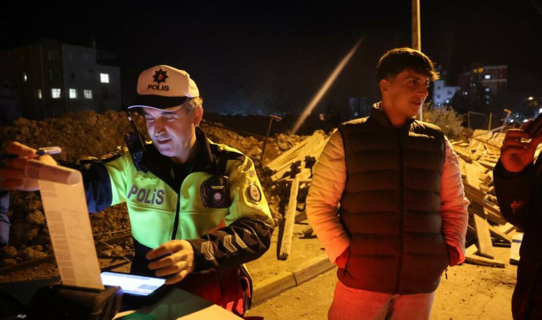 Adana’nın Kozan ilçesinde gerçekleştirilen uygulamada kasksız motosiklet sürdüğü için ceza
