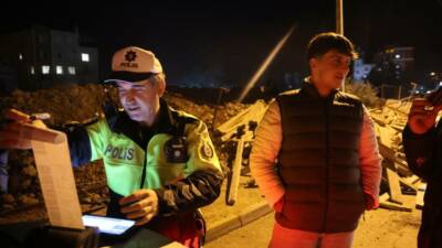 Adana’nın Kozan ilçesinde gerçekleştirilen uygulamada kasksız motosiklet sürdüğü için ceza