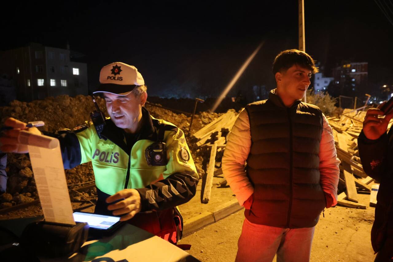 Adana’nın Kozan ilçesinde gerçekleştirilen uygulamada kasksız motosiklet sürdüğü için ceza