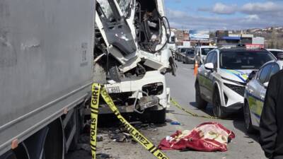Ankara'da, seyir halindeki tanker, geriye doğru gelen tıra arkadan çarptı.
