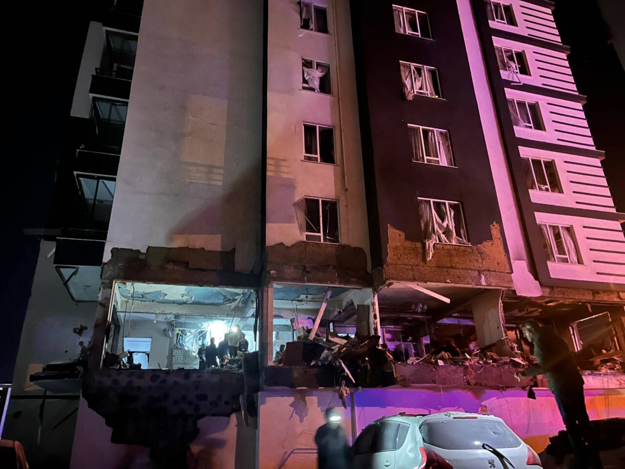 Niğde'de 14 katlı bir binanın 1. katında doğal gaz patlaması