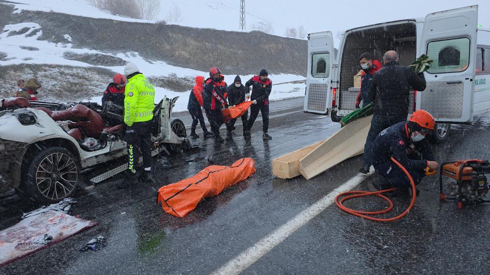 Bitlis-Van karayolunda tır ile otomobilin çarpıştığı kazada hayatını kaybeden çiftin