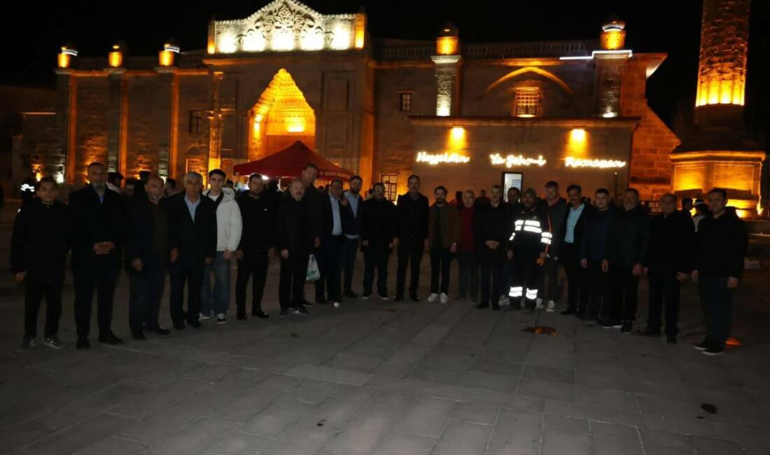 Aksaray’da Kadir Gecesi’nde Ulu Camii’nden çıkan vatandaşlara kandil simidi dağıtıldı,