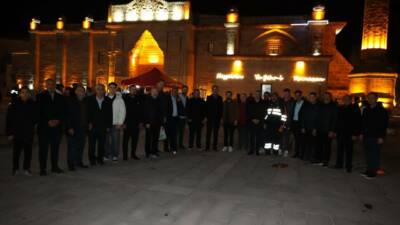 Aksaray’da Kadir Gecesi’nde Ulu Camii’nden çıkan vatandaşlara kandil simidi dağıtıldı,