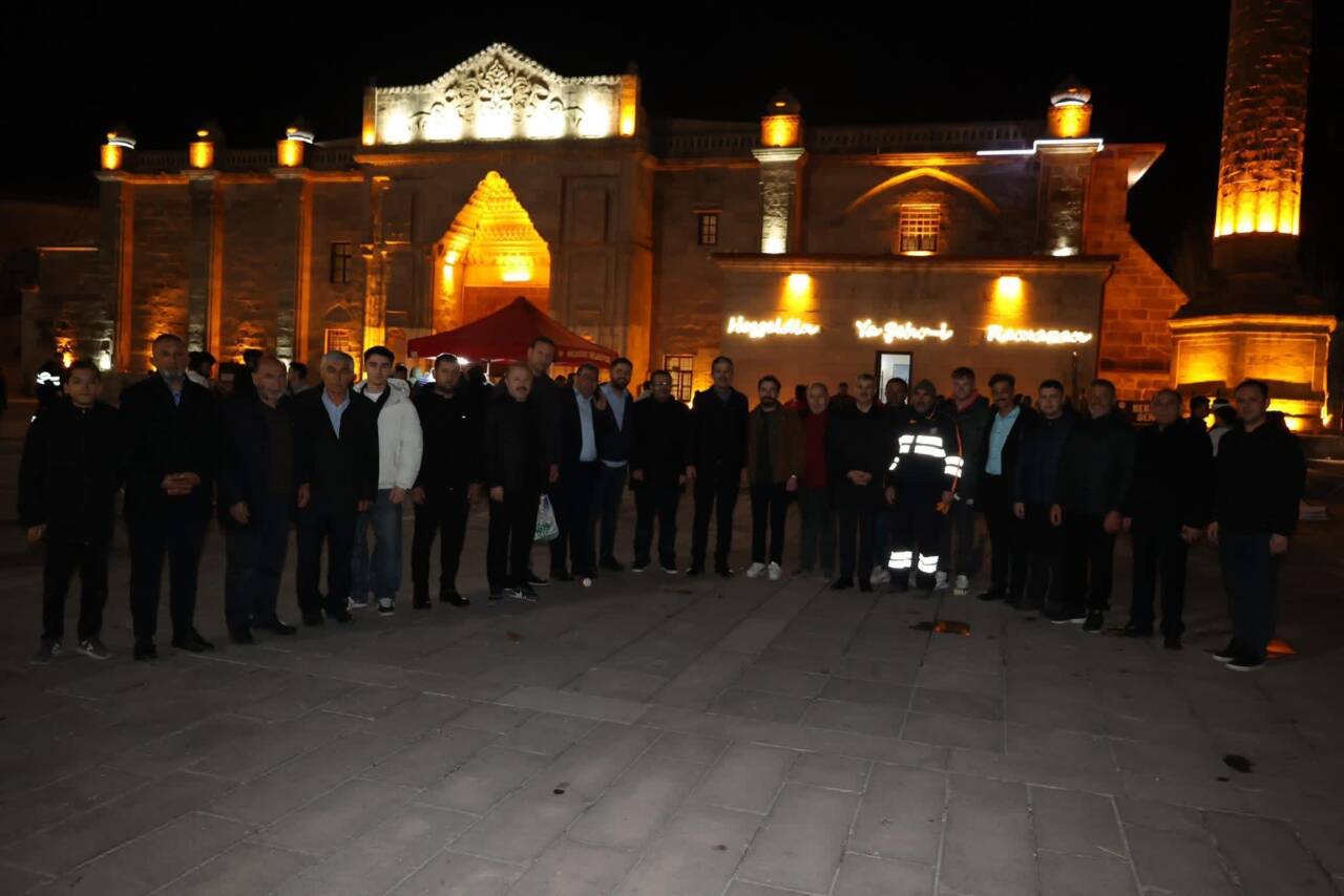 Aksaray’da Kadir Gecesi’nde Ulu Camii’nden çıkan vatandaşlara kandil simidi dağıtıldı,