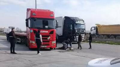 Edirne'de Kapıkule Sınır Kapısı yakınlarında bir tır şoförü seyir halindeyken