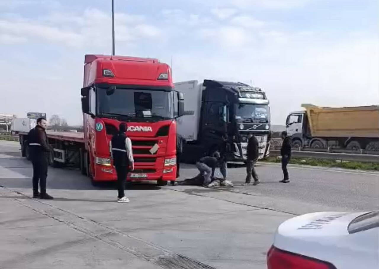 Edirne'de Kapıkule Sınır Kapısı yakınlarında bir tır şoförü seyir halindeyken