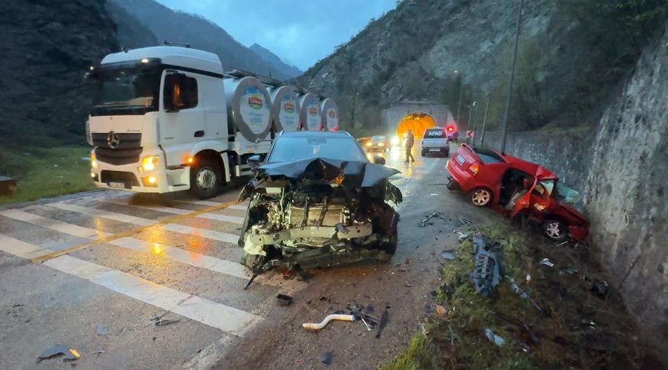 Karabük'te 19 Mart'ta iki otomobilin çarpışması sonucu meydana gelen trafik