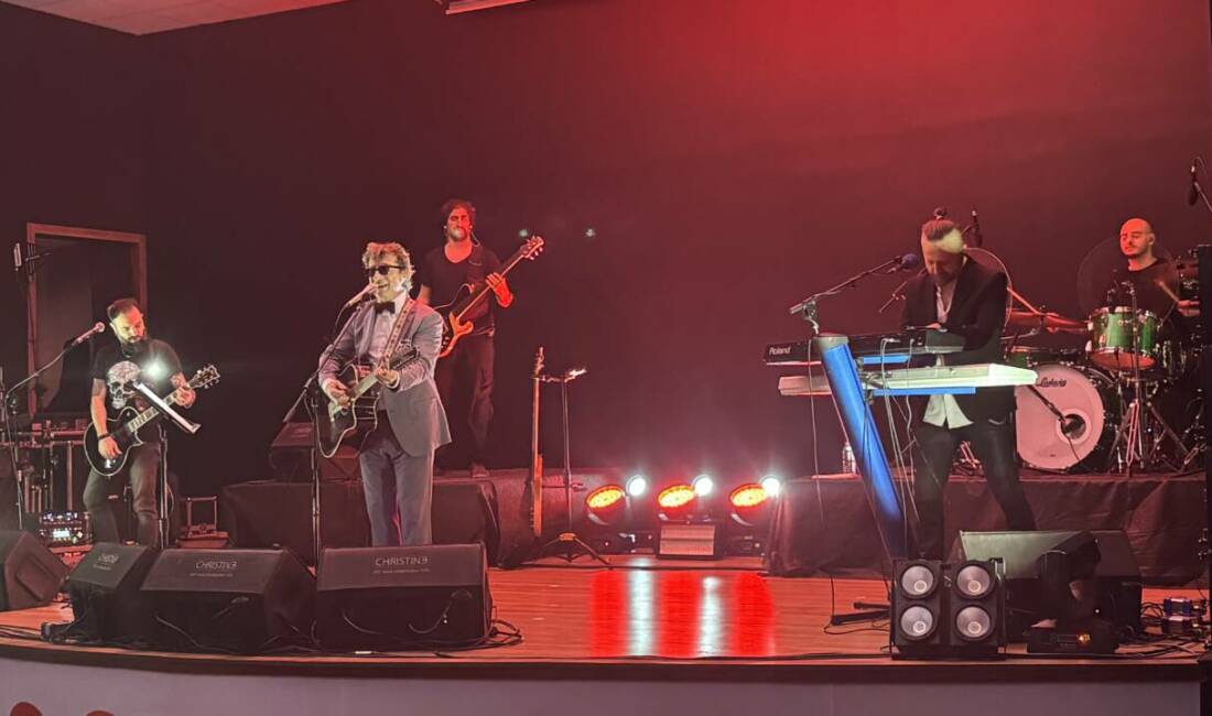 Sonat Müzik organizasyonuyla Ayna’nın performansı MBA Okulları Aksaray Kampüsü’nde düzenlenen