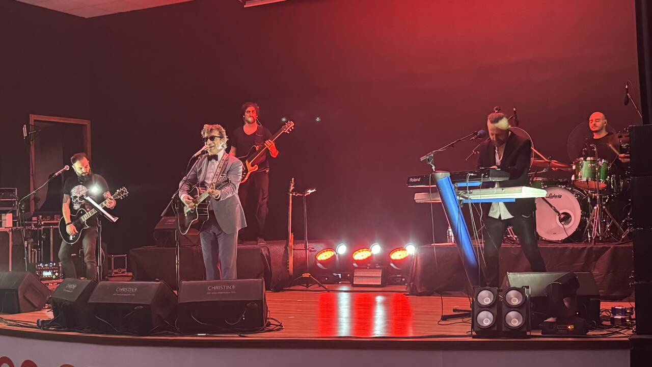 Sonat Müzik organizasyonuyla Ayna’nın performansı MBA Okulları Aksaray Kampüsü’nde düzenlenen