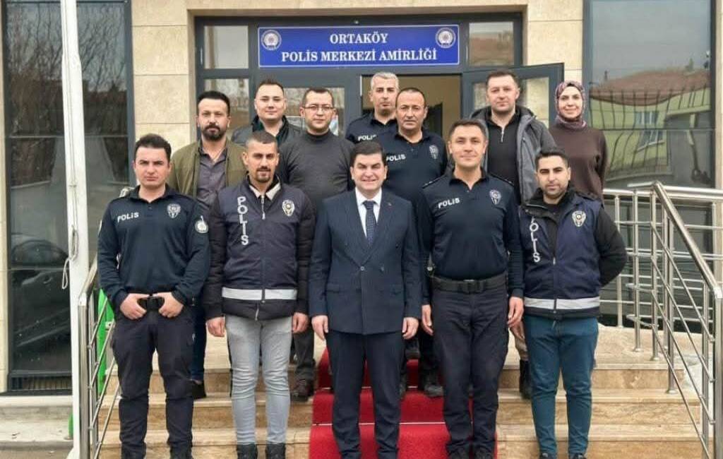Ortaköy’de Kaymakam Ahmet Karatepe, bayramda görev yapan güvenlik ve sağlık