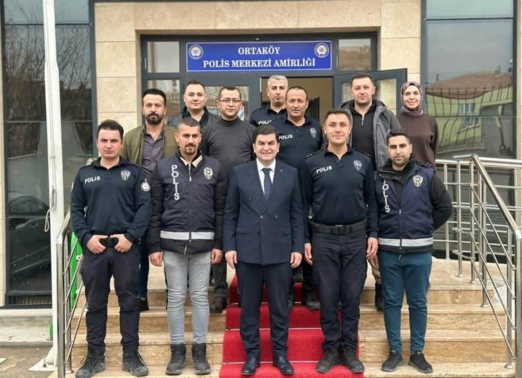 Ortaköy’de Kaymakam Ahmet Karatepe, bayramda görev yapan güvenlik ve sağlık