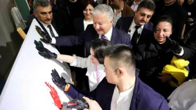 Aksaray’da düzenlenen “+1 Sevgi Buluşması” programında konuşan Vali Murat Duru,