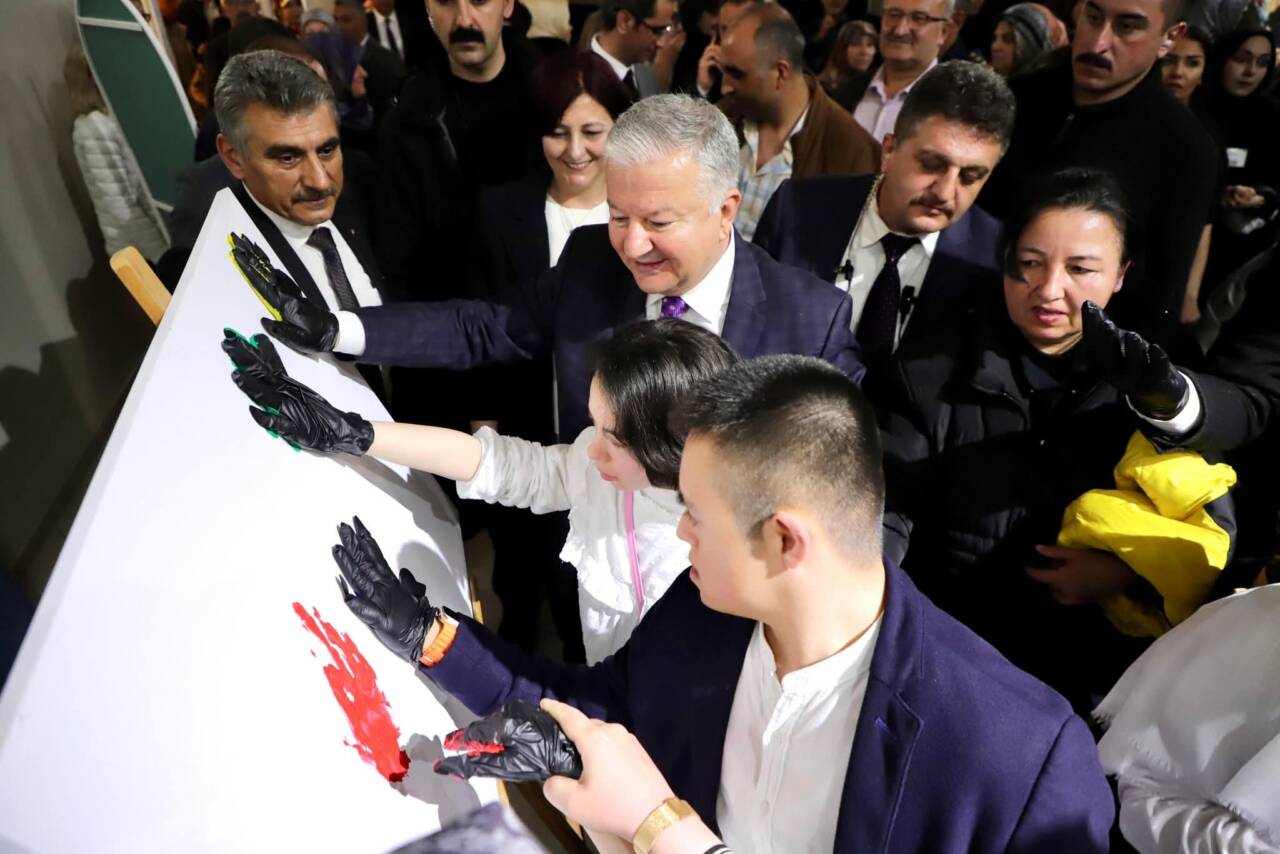 Aksaray’da düzenlenen “+1 Sevgi Buluşması” programında konuşan Vali Murat Duru,
