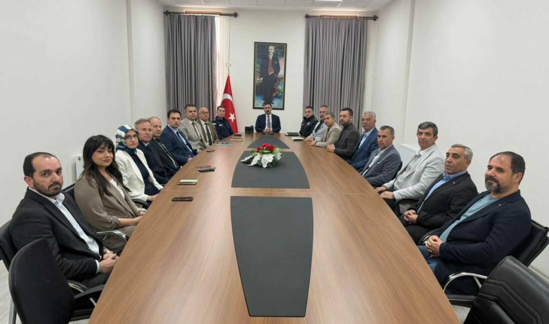 Sultanhanı Kaymakamı Bilal Göksun başkanlığında düzenlenen toplantıda kurum müdürleri ve