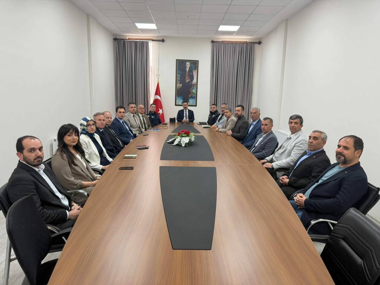 Sultanhanı Kaymakamı Bilal Göksun başkanlığında düzenlenen toplantıda kurum müdürleri ve