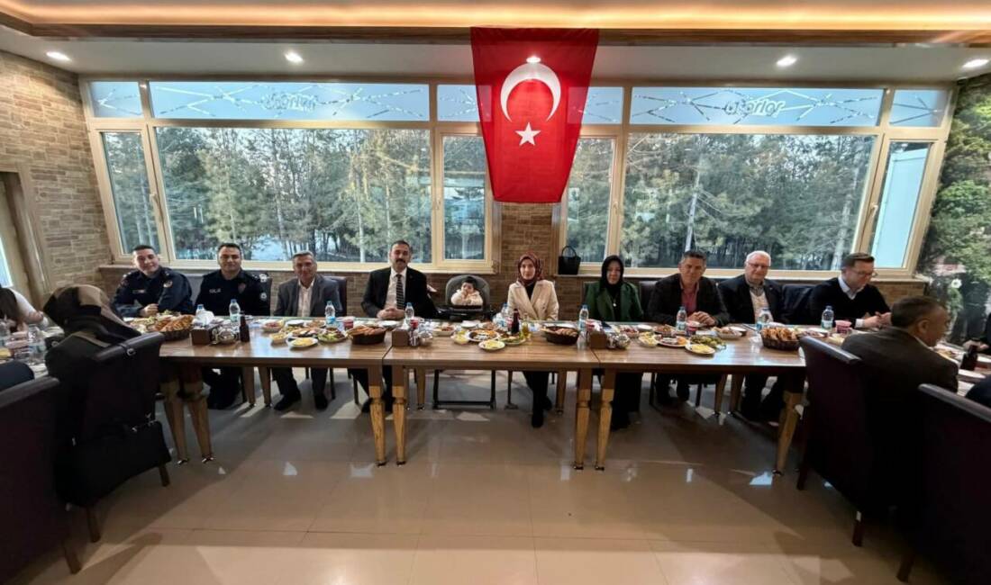 Sultanhanı’nda düzenlenen iftar programında ilçe yöneticileri, muhtarlar ve davetliler aynı