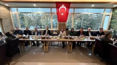 Sultanhanı’nda düzenlenen iftar programında ilçe yöneticileri, muhtarlar ve davetliler aynı