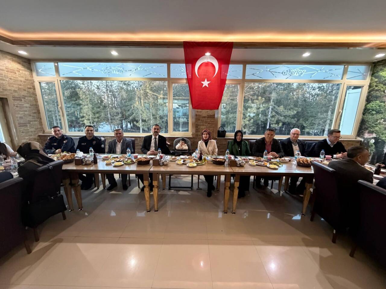 Sultanhanı’nda düzenlenen iftar programında ilçe yöneticileri, muhtarlar ve davetliler aynı