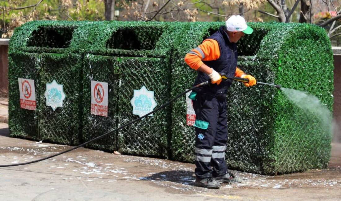 Aksaray Belediyesi ekipleri, şehir genelinde çöp konteynerlerinde yıkama ve dezenfekte