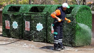 Aksaray Belediyesi ekipleri, şehir genelinde çöp konteynerlerinde yıkama ve dezenfekte