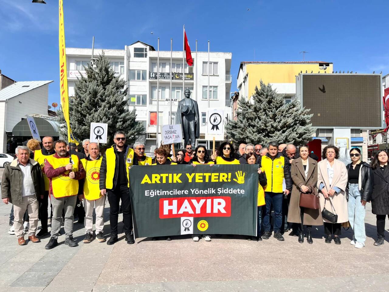 Çekmeköy’de bir meslek lisesinde 17 yaşındaki öğrenci tarafından bıçaklanarak hayatını