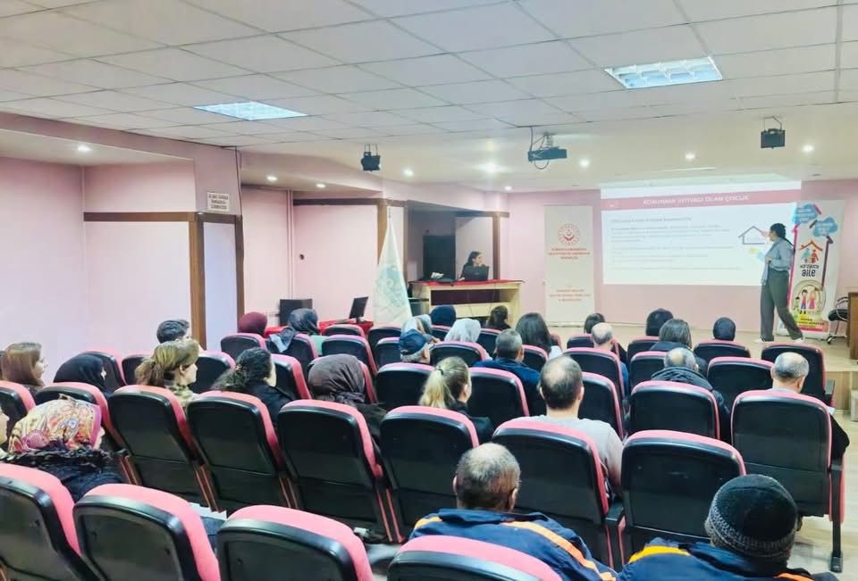 Aksaray Belediyesi personeline yönelik bilgilendirme toplantısında koruyucu aile hizmetinin amacı,