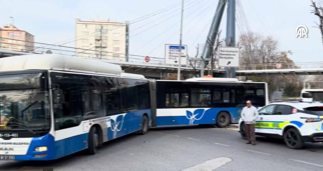Ankara'nın Yenimahalle ilçesinde refüj üzerinden dönüş yapmaya çalışırken askıda kalan
