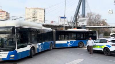 Ankara'nın Yenimahalle ilçesinde refüj üzerinden dönüş yapmaya çalışırken askıda kalan
