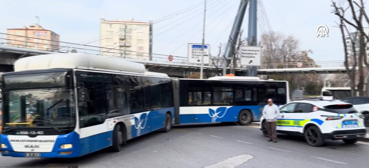 Ankara'nın Yenimahalle ilçesinde refüj üzerinden dönüş yapmaya çalışırken askıda kalan