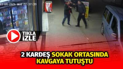 Adana’da alacak-verecek meselesi yüzünden iki kardeş sokak ortasında kavgaya tutuştu.