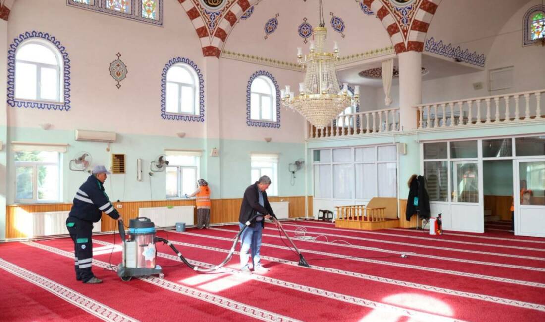 Aksaray Belediyesi ekipleri, camilerde yürütülen temizlik çalışmaları kapsamında Eyüp Sultan