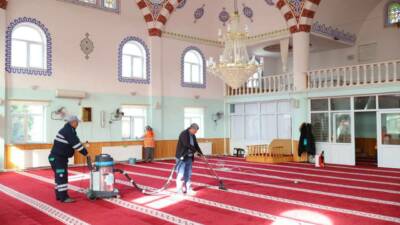 Aksaray Belediyesi ekipleri, camilerde yürütülen temizlik çalışmaları kapsamında Eyüp Sultan