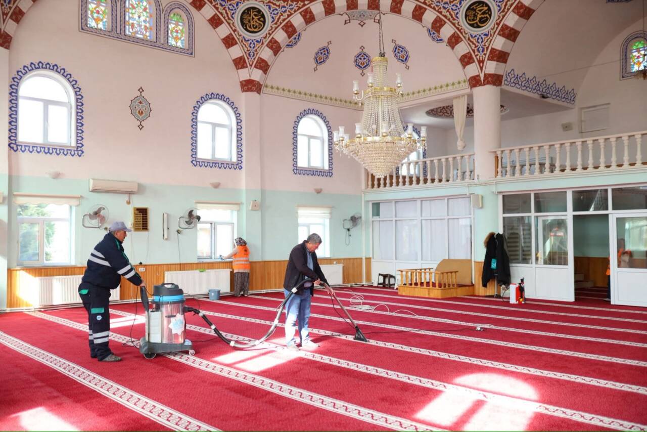 Aksaray Belediyesi ekipleri, camilerde yürütülen temizlik çalışmaları kapsamında Eyüp Sultan
