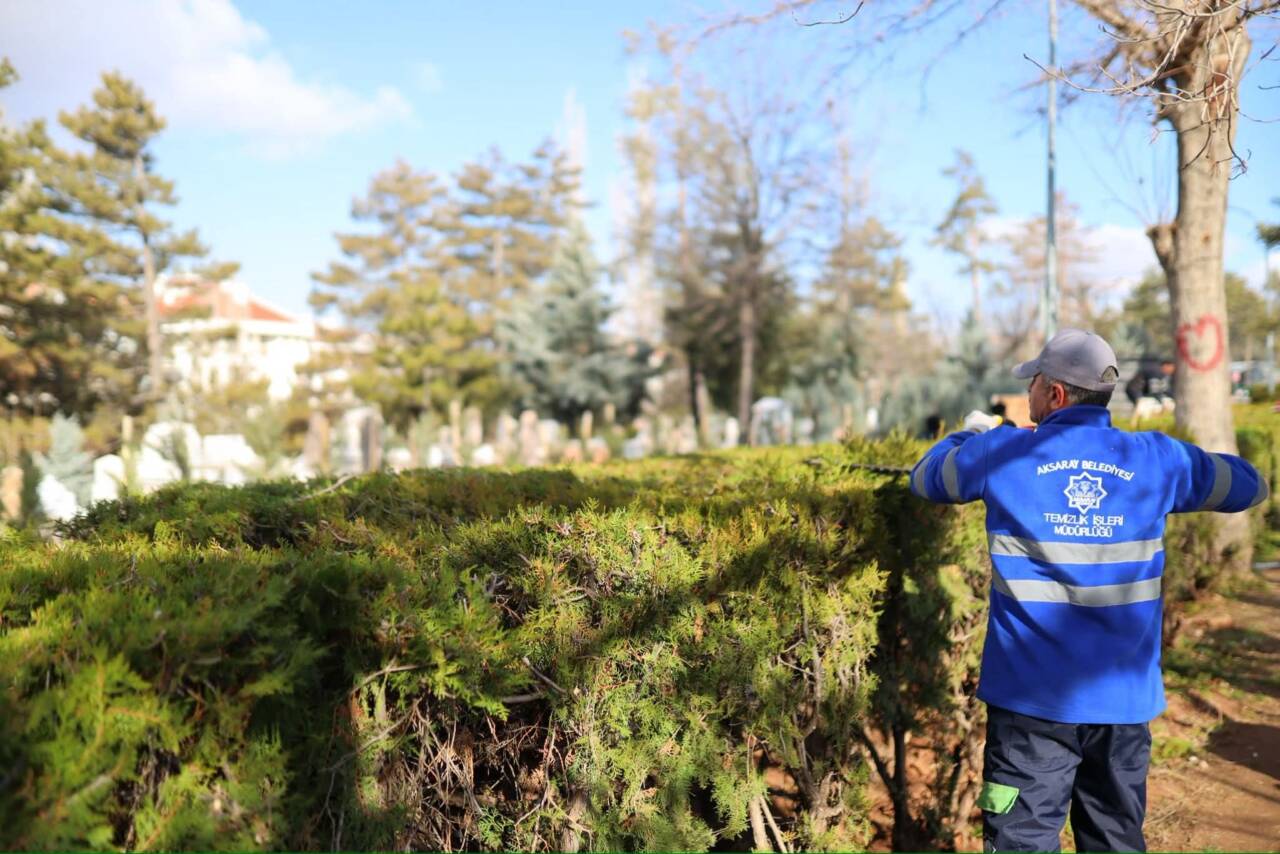Aksaray Belediyesi ekipleri, Ramazan Bayramı öncesinde Ervah Kabristanlığı’nda çevre düzenleme