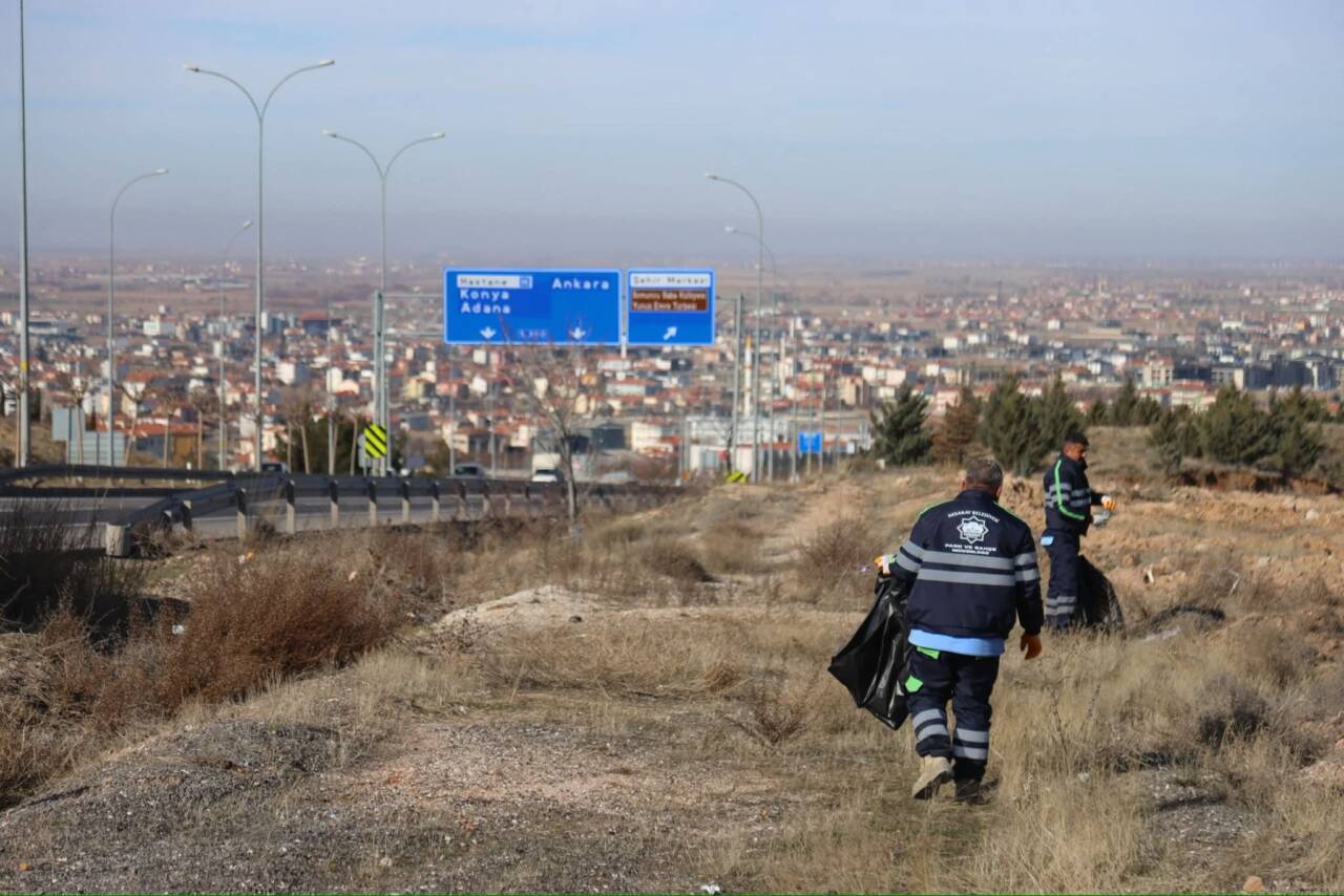 Aksaray Belediyesi ekipleri, şehir genelinde çevre temizliği çalışmalarını sürdürüyor. Bu
