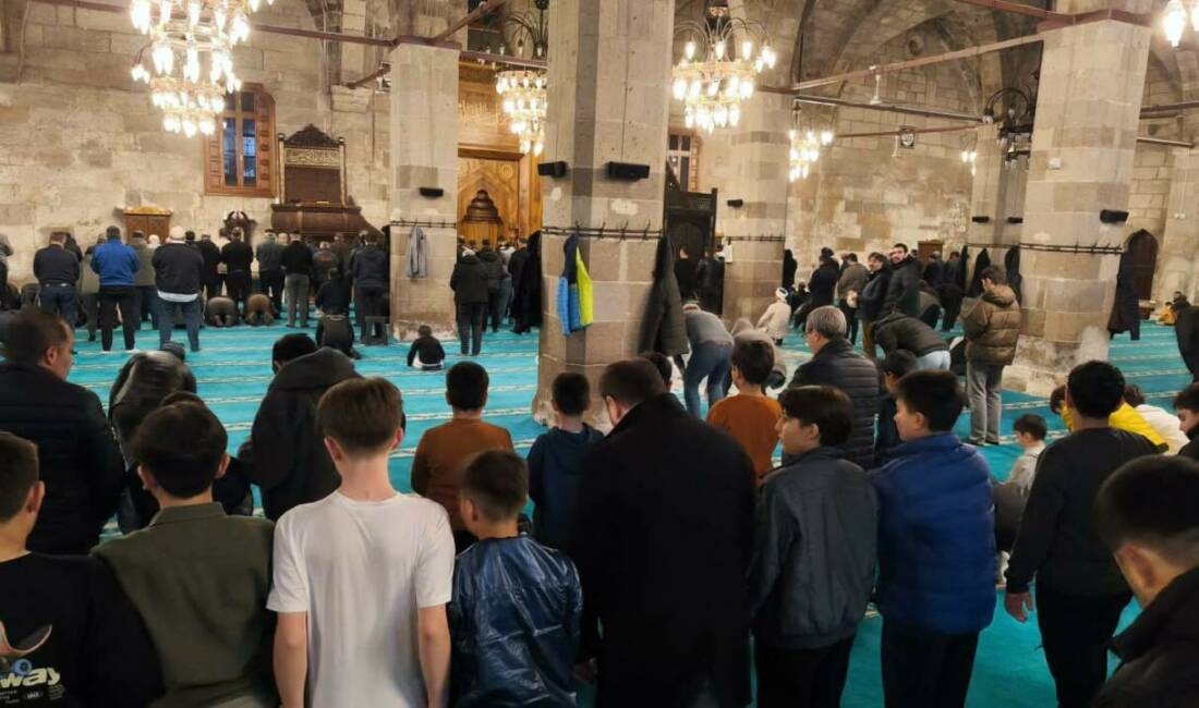 Ak İrfan Koleji’nin “Ailecek Teravihteyiz” programına öğrenciler ve veliler yoğun